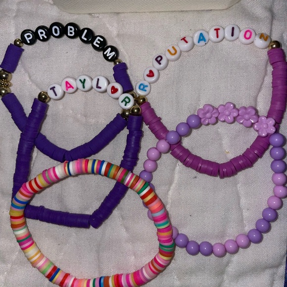 Taylor Swift 1-18”X18” pillow case 1- Small zip up jewelry box &5 TS Bracelets. - Picture 5 of 5